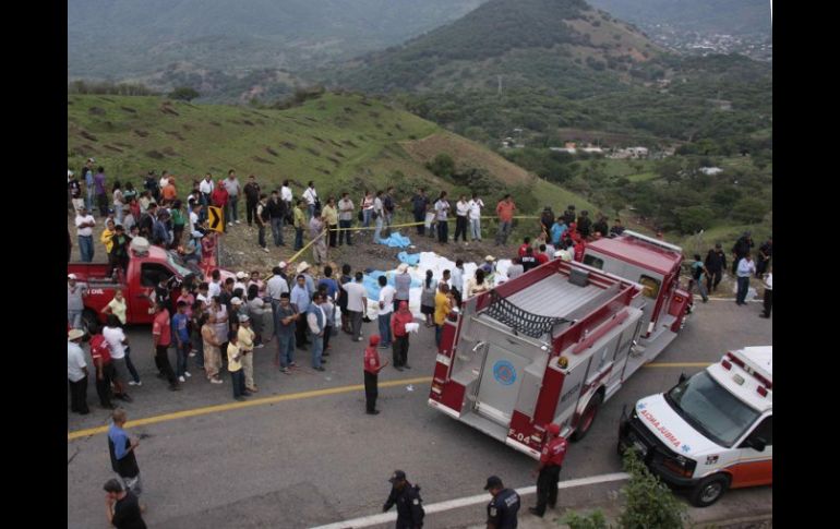 Rescatistas acudieron al sitio donde se produjo el accidente. EFE  /