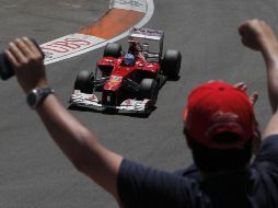 Fernando Alonso gana su segunda carrera de la temporada en Valencia. AP  /