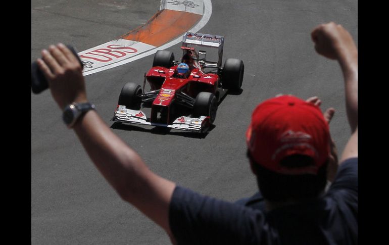 Fernando Alonso gana su segunda carrera de la temporada en Valencia. AP  /