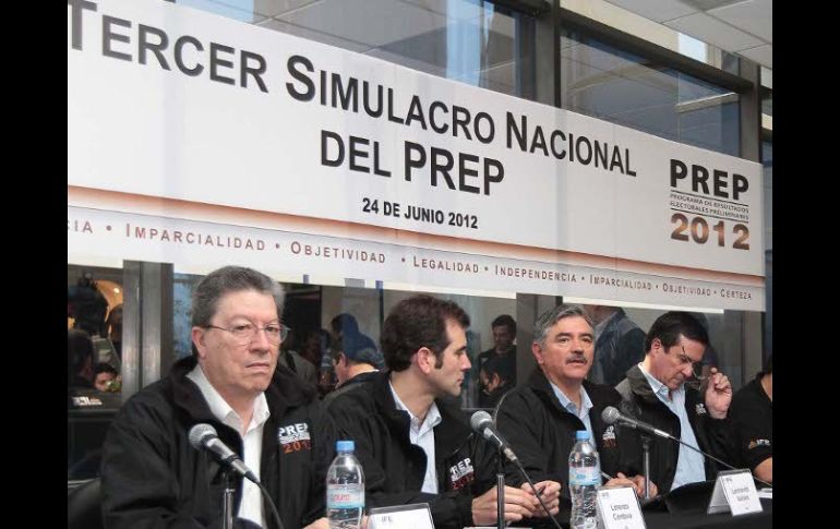 Funcionarios del IFE ofrecen una conferencia de prensa al término del recorrido por diferentes instalaciones del PREP. NTX  /