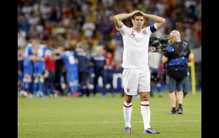 Steven Gerrard lamenta la eliminación de su selección en la Eurocopa 2012. EFE  /