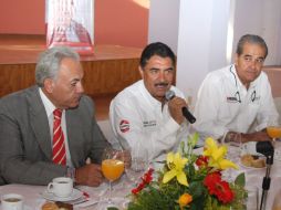 Ramiro Hernández, durante su presentación con colonos de Colinas de San Javier. ESPECIAL  /