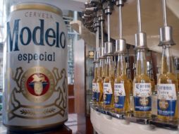 Anheuser-Busch InBev negocia la adquisición del 50% que aún no posee del Grupo Modelo, la mayor cervecera de México. ARCHIVO  /