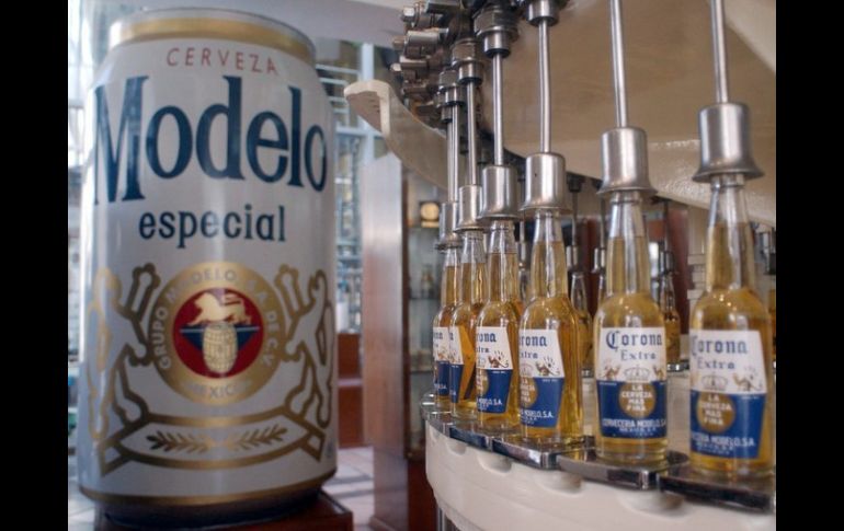 Anheuser-Busch InBev negocia la adquisición del 50% que aún no posee del Grupo Modelo, la mayor cervecera de México. ARCHIVO  /