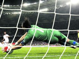 El arquero de Italia, detiene el penal de Ashley Cole, en la tanda para definir al ganador del último partido de cuartos de final.  AFP  /