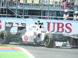 A pesar del gran desgaste de los neumáticos, Checo Pérez se las ingenió y sacó su pericia para meterse a la zona de puntos. AFP  /