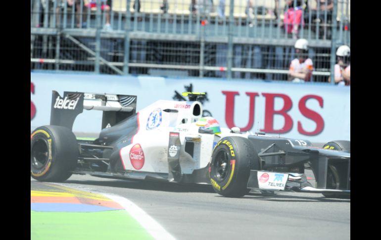 A pesar del gran desgaste de los neumáticos, Checo Pérez se las ingenió y sacó su pericia para meterse a la zona de puntos. AFP  /