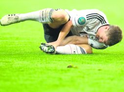 Bastian Schweinsteiger se duele del tobillo izquierdo, tras recibir una falta, el mediocampista sufre de esa lesión desde febrero. AFP  /