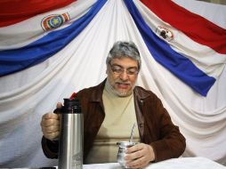 El ex presidente de Paraguay, Fernando Lugo, toma un mate antes de dar una conferencia de prensa. AP  /