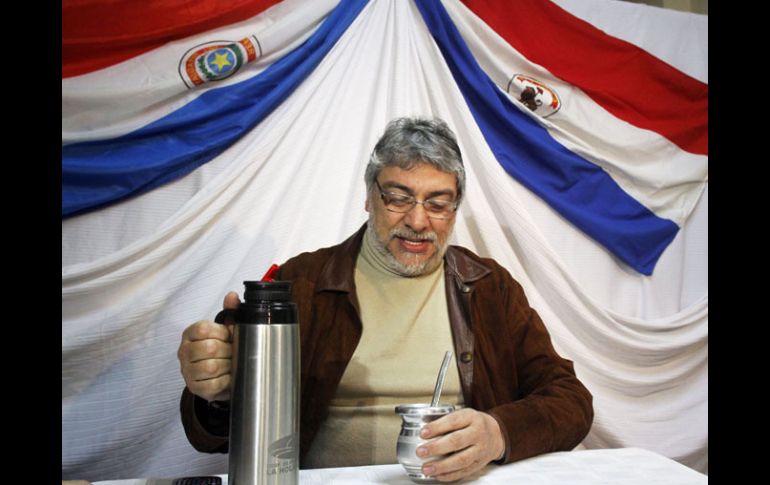 El ex presidente de Paraguay, Fernando Lugo, toma un mate antes de dar una conferencia de prensa. AP  /