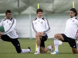 Los alemanes (izq-dcha) Jerome Boateng, Mario Gómez y Sami Khedira, durante el entrenamiento de hoy en Gdansk. EFE  /