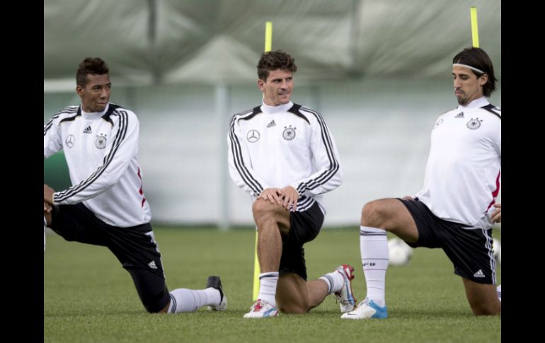 Los alemanes (izq-dcha) Jerome Boateng, Mario Gómez y Sami Khedira, durante el entrenamiento de hoy en Gdansk. EFE  /