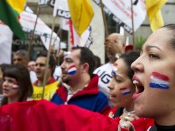 Un grupo de personas protesta frente a los consulados de Paraguay en Sao Paulo (Brasil), contra la destitución de Fernando Lugo. EFE  /