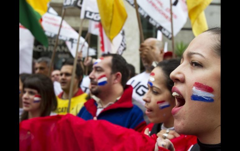 Un grupo de personas protesta frente a los consulados de Paraguay en Sao Paulo (Brasil), contra la destitución de Fernando Lugo. EFE  /