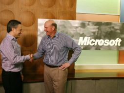 El presidente ejecutivo de Yammer, David Sacks (i)  y el CEO de Microsoft, Steve Ballme (d). AP  /