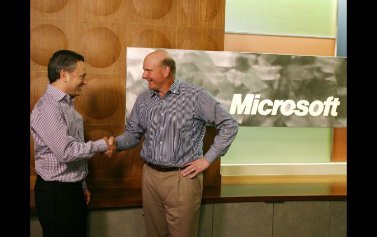 El presidente ejecutivo de Yammer, David Sacks (i)  y el CEO de Microsoft, Steve Ballme (d). AP  /