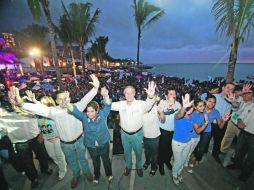 Guzmán se reunió con simpatizantes en el malecón vallartense, donde expresó su confianza en obtener el triunfo el 1 de julio. ESPECIAL  /