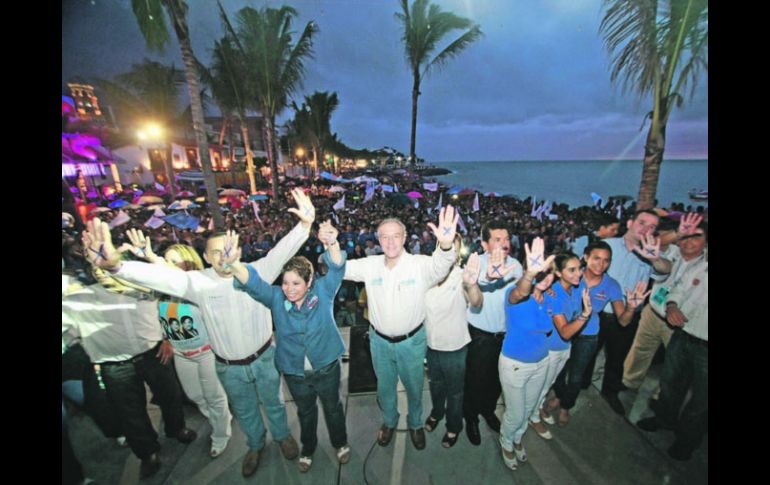 Guzmán se reunió con simpatizantes en el malecón vallartense, donde expresó su confianza en obtener el triunfo el 1 de julio. ESPECIAL  /