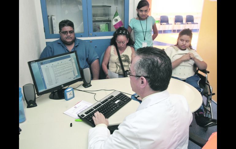 Agilidad en datos. Un médico se apoya en el sistema del CRIT mientras atiende a una familia.  /