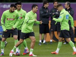 Cristiano Ronaldo (C) y sus compañeros de la selección portuguesa, durante un entrenamiento en la localidad polaca de Opalénica.REUTERS  /