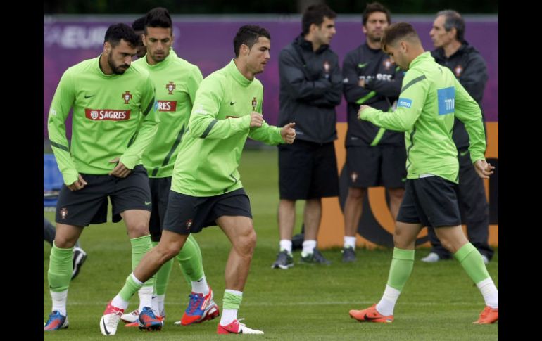 Cristiano Ronaldo (C) y sus compañeros de la selección portuguesa, durante un entrenamiento en la localidad polaca de Opalénica.REUTERS  /