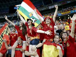 Aficionados españoles animan a su selección antes del comienzo del partido entre España y Francia. ARCHIVO  /