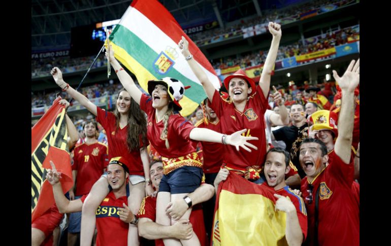 Aficionados españoles animan a su selección antes del comienzo del partido entre España y Francia. ARCHIVO  /