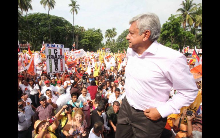 López Obrador fue arropado por seguidores de su proyecto en Colima. NTX  /