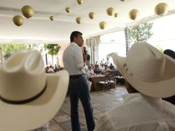 Héctor Robles durante una reunión con vecinos en Tesistán. ESPECIAL  /