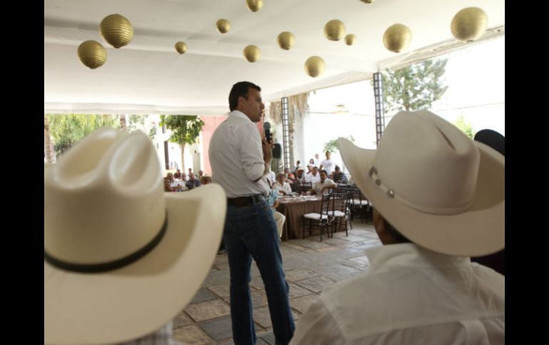 Héctor Robles durante una reunión con vecinos en Tesistán. ESPECIAL  /