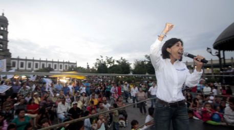 La abanderada del PAN dirige su discurso a los asistentes de la Plaza de las Américas. ESPECIAL  /