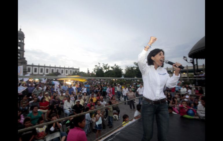 La abanderada del PAN dirige su discurso a los asistentes de la Plaza de las Américas. ESPECIAL  /