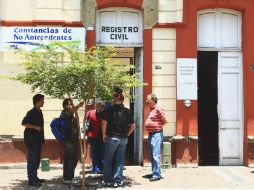 Aunque el Registro Civil abre desde las 9:00 am, las personas comienzan a llegar antes del cierre, a las 15:00 horas.  /