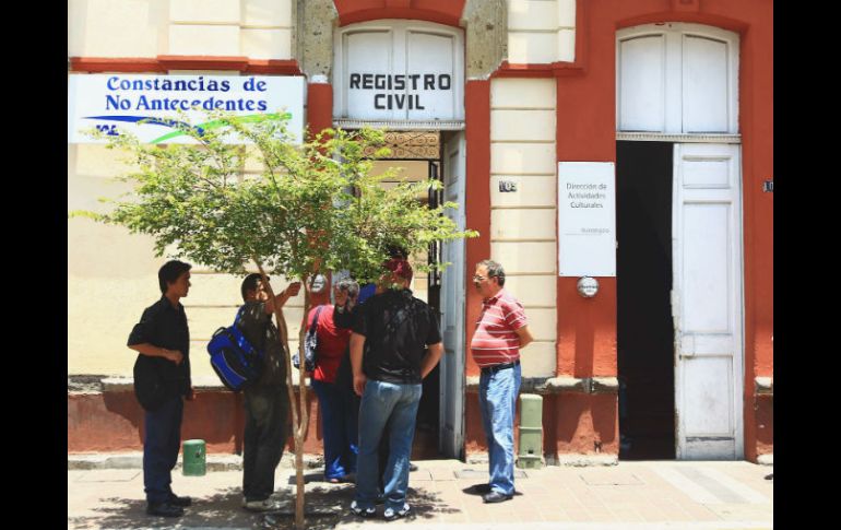 Aunque el Registro Civil abre desde las 9:00 am, las personas comienzan a llegar antes del cierre, a las 15:00 horas.  /