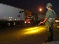 Se alista la seguridad para las elecciones del domingo. En la imagen, el Ejército resguarda el arribo de boletas electorales. ARCHIVO  /