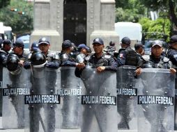 Elementos de la Policía Federal custodian las inmediaciones de la Segob donde miembros del SME mantienen un plantón. NTX  /