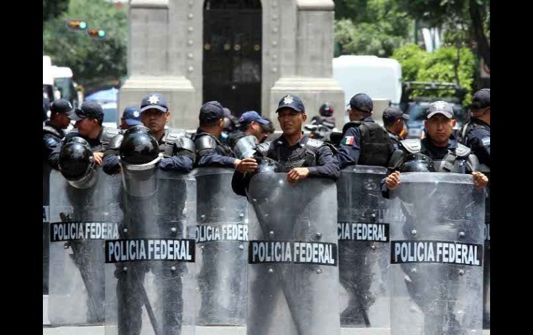 Elementos de la Policía Federal custodian las inmediaciones de la Segob donde miembros del SME mantienen un plantón. NTX  /