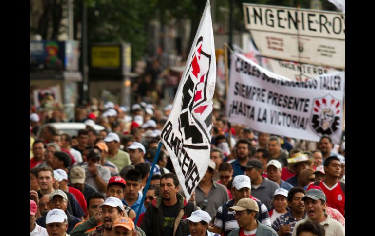 Miembros del Sindicato Mexicano de Electricistas (SME), marcharon esta tarde rumbo al Zócalo de la capital. NTX  /