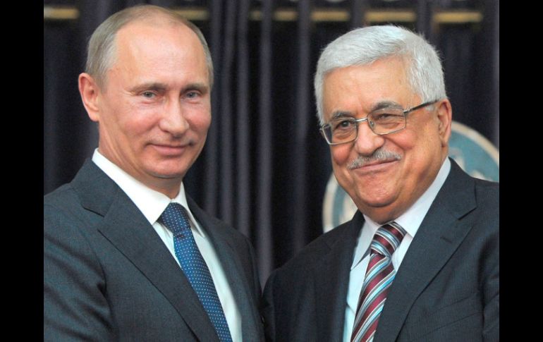 El presidente ruso, Vladimir Putin (i), con su homólogo palestino, Mahmoud Abbas (d). AP  /