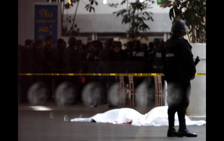 Ayer, una balacera entre agentes de la Policía Federal, en el AICM, dio como resultado la muerte de tres de ellos. ARCHIVO  /