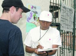 Un entrevistador realiza un sondeo, práctica que a partir de mañana estará prohibida, previo a la jornada del domingo.  /