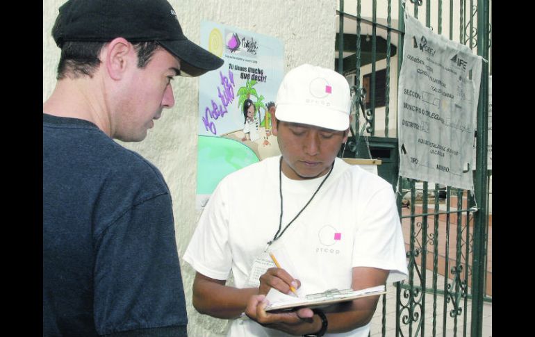 Un entrevistador realiza un sondeo, práctica que a partir de mañana estará prohibida, previo a la jornada del domingo.  /