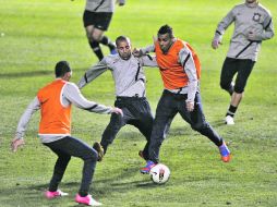 El delantero Emerson (centro izq.), presiona a su compañero, el defensor Wallace (centro der.), durante la práctica del Corinthians.AFP  /