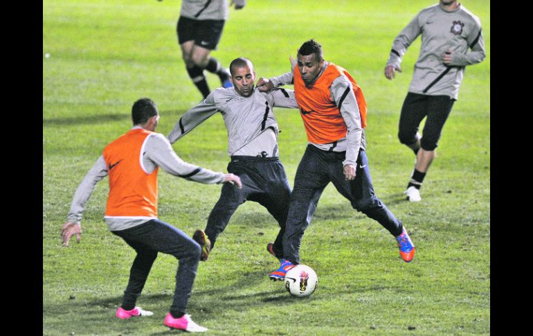 El delantero Emerson (centro izq.), presiona a su compañero, el defensor Wallace (centro der.), durante la práctica del Corinthians.AFP  /