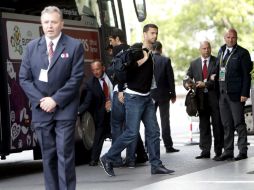 El jugador de la selección de Italia Thiago Motta (c) baja del autobús que condujo al equipo al hotel de concentración en Varsovia. EFE  /