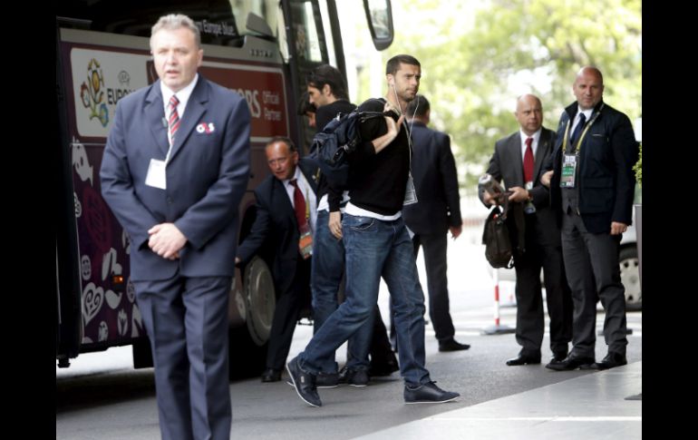 El jugador de la selección de Italia Thiago Motta (c) baja del autobús que condujo al equipo al hotel de concentración en Varsovia. EFE  /