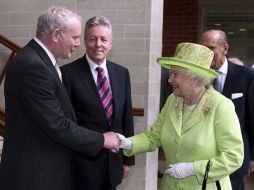 La reina Isabel II de Inglaterra saluda al ex comandate del IRA, Martin McGuinness. EFE  /