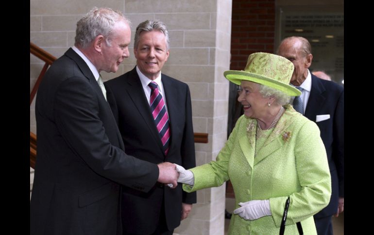 La reina Isabel II de Inglaterra saluda al ex comandate del IRA, Martin McGuinness. EFE  /