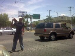 Con franela en mano un muchacho sincronizaba el paso de los automotores en Patria y Guadalupe.  /