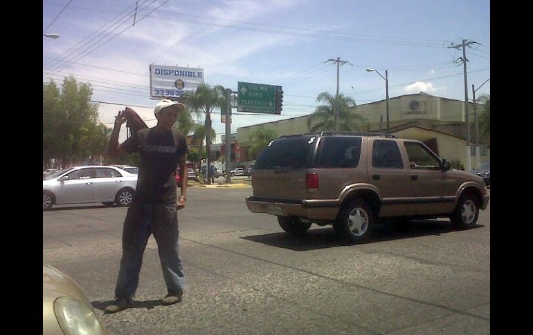 Con franela en mano un muchacho sincronizaba el paso de los automotores en Patria y Guadalupe.  /